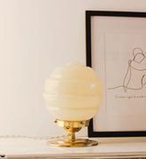 Lampe a poser - Zoé - Globe en verre Vintage Opaline et Base en laiton